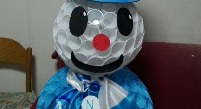 FOTO CN24 - Il pupazzo di neve tifoso del Napoli...ma fatto di plastica!