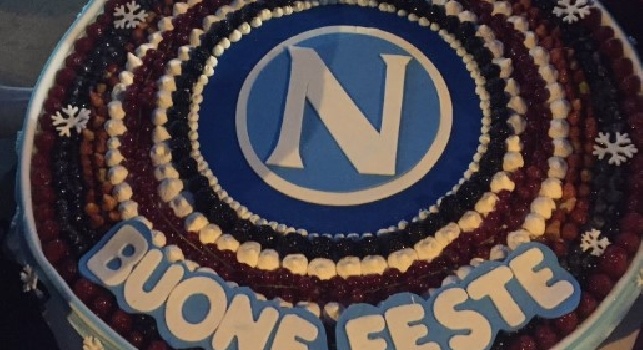 Festa di Natale per il Napoli in compagnia di De Laurentiis, spunta una <i>mega torta</i> (FOTO)