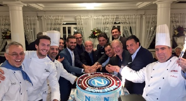 Cena di Natale, è il momento della torta a Villa D'Angelo: stretta di mano De Laurentiis-Sarri-Giuntoli [FOTO & VIDEO]