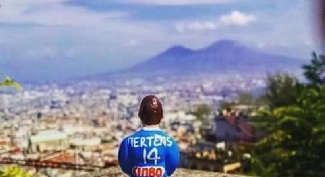 FOTO - Mertens mostra il panorama di Napoli, la sua miniatura e un cuoricino: Mi sono svegliato così...