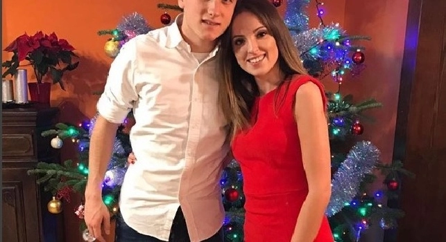 FOTO - Natale a casa Zielinski: scatto con l'inseparabile Laura e la famiglia al gran completo