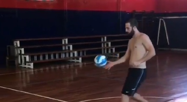 VIDEO - Higuain prima e dopo Photoshop: altro che 'tartaruga', ha la pancetta!
