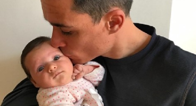 Un amorevole Callejon con la figlia neonata, la moglie Marta: Buon primo mese di vita il amore mio (FOTO)
