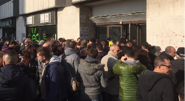 CN24 - Napoli-Real Madrid, file interminabili alle ricevitorie: più di 300 persone in coda (FOTOGALLERY)