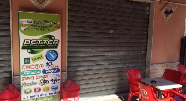 CN24 - Caos biglietti, proprietario di ricevitoria si barrica all'interno per difendersi dalla calca dei tifosi