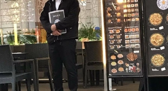 Spunta il sosia di Sarri: Senza diritti d'immagine è costretto a fare il cameriere (FOTO)