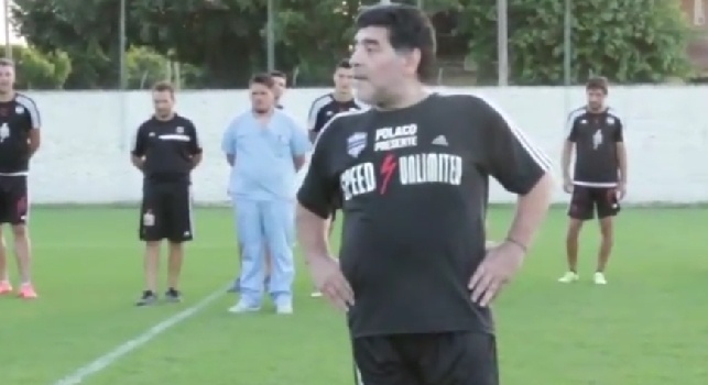 VIDEO - Maradona 'maestro': spiega ad un gruppo di ragazzi come si calciano le punizioni