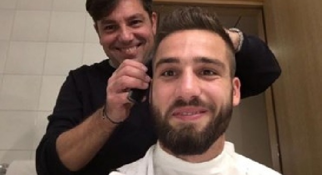 FOTO CN24 - Pavoletti e il suo primo taglio di capelli 'napoletano'