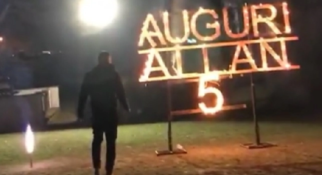Grande festa per Allan: fuochi d'artificio e torta di compleanno (FOTO)