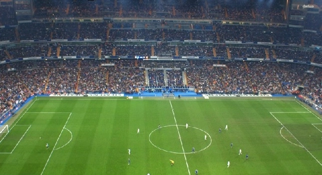 De Laurentiis scende in campo al Bernabeu, bagno di folla per il patron del Napoli (FOTO)