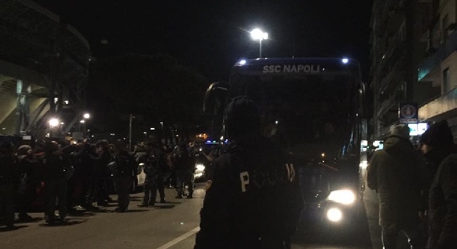 Il pullman del Napoli all'esterno dello stadio San Paolo