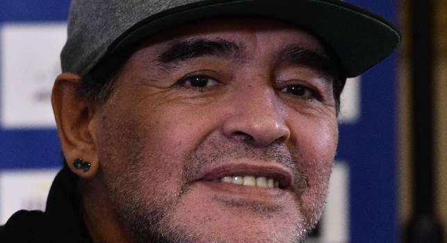 Maradona festeggiato alle fermate dei bus: Benvenuto Diego! (FOTO)