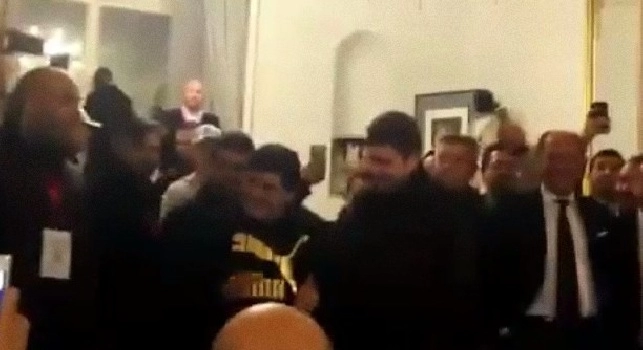 Tre volte Dieci, Maradona d&agrave; il via alle prove prima dello show (VIDEO)