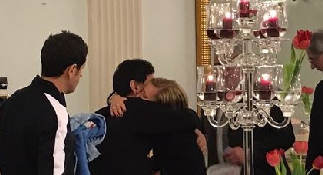 Maradona abbraccia la mamma di Ciro Esposito. Pisani: Un momento di grande emozione (FOTO)