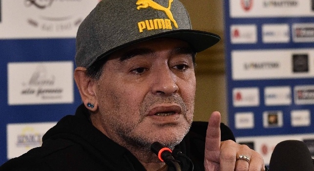 Maradona al San Carlo, spettacolo in ritardo: religioso silenzio in teatro