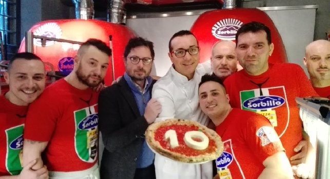 Pizza pronta per Maradona: Sorbillo gliela dedica con un enorme 10 fatto di mozzarella (FOTO)