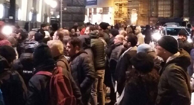 Maradona rientra al Vesuvio, ad attenderlo una trentina di tifosi: la polizia frena a fatica l'entusiasmo