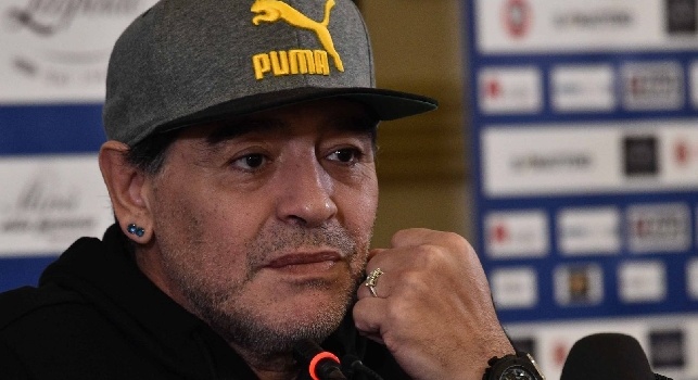 Maradona scherza sul palco: Biglietti a 300 euro perchè Pelè deve essere sempre secondo. Blatter? Non siamo dei ladri, vattene