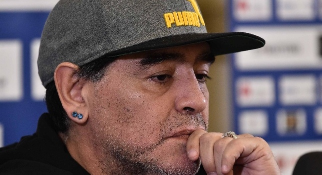 Delirio fino a tarda notte sul lungomare, Maradona fa impazzire i tifosi alle...2.46! (VIDEO)