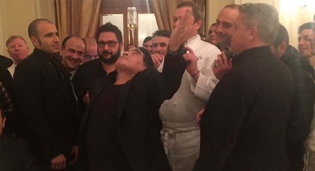 Cena post-spettacolo, Maradona show: Diego giocoliere con un bicchiere per lo chef Gennaro Esposito!