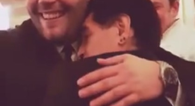 Il sogno di ogni napoletano, 'Genny Savastano' abbraccia Maradona: E' un onore incontrarti (VIDEO)