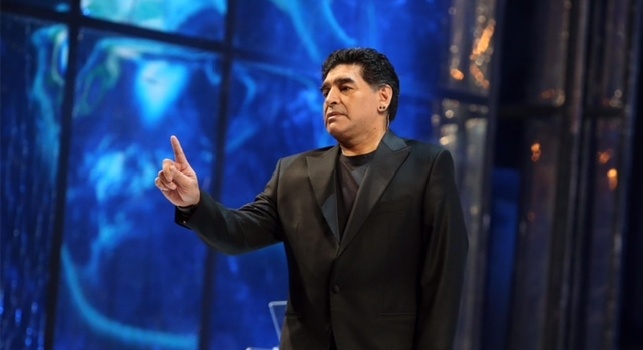 Cadono soldi dal cielo, Maradona punzecchia De Laurentiis: Questi servono, vero presidente? [VIDEO]
