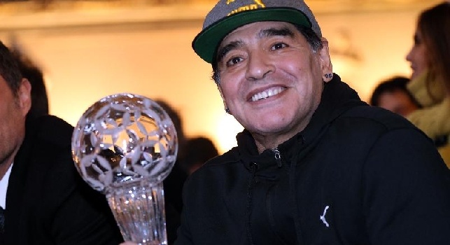 Maradona nella Hall of Fame d'Italia, la premiazione: Per aver portato lo scudetto a Napoli, una città che l'ha adorato con accenni ultraterreni...