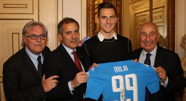 Premio 'Momenti azzurri' per Milik: l'attaccante del Napoli con Di Capri e De Giovanni [FOTOGALLERY]