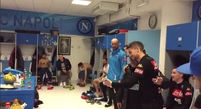 Maradona entra nello spogliatoio del Napoli, facce incredule degli azzurri: sembrano bambini! (VIDEO)