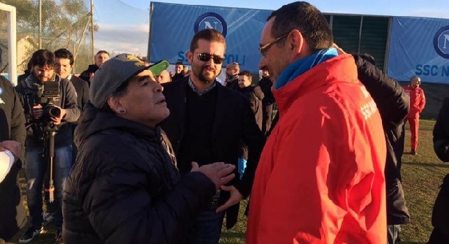 Sarri senza parole al cospetto di Maradona: Per me è un sogno