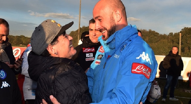 La commozione in un abbraccio per Pepe Reina, Maradona regala emozioni a Castelvolturno (FOTOGALLERY)