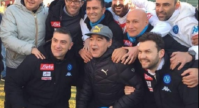 Maradona con lo staff medico del Napoli, spettacolo a Castelvolturno (FOTO)