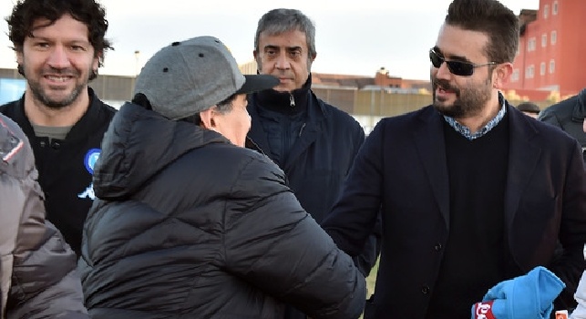 Retroscena - Maradona emozionato all'arrivo a Castel Volturno: sul suo telefono le note di <i>Napule</i> e <i>Carmela</i>