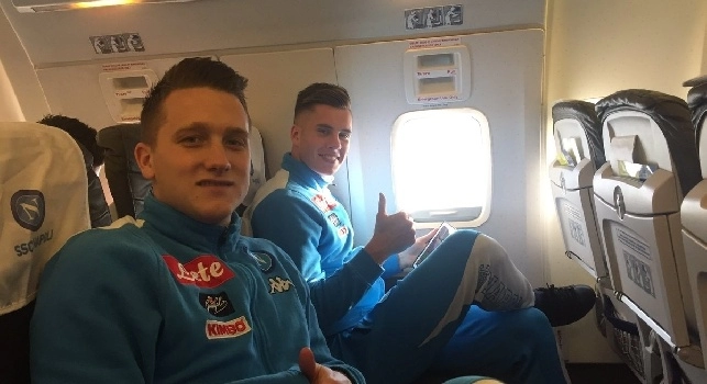 Zielinski dorme in volo, la SSC Napoli scherza su Twitter: Occhio al 20! [FOTO]