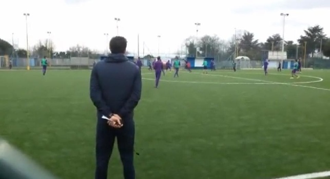 Fiorentina, rifinitura su un campo a Secondigliano: dopo 20 minuti succede un imprevisto (VIDEO)