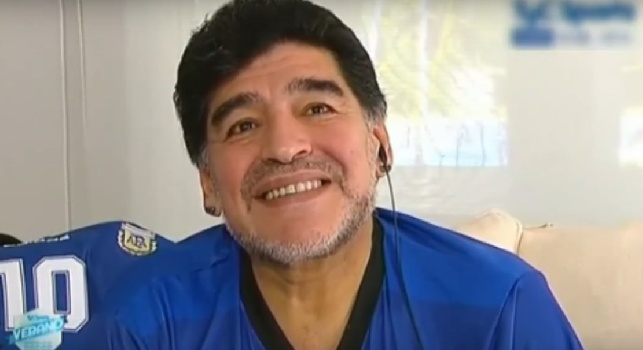 Maradona manda una frecciatina a Higuain: il pubblico del San Carlo in visibilio! [VIDEO]