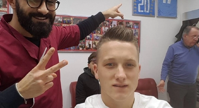 Nuovo look per Zielinski, ci pensa Costantino Intemerato: Stamattina una bellissima visita, il mio dito punta due grandi campioni (FOTO)