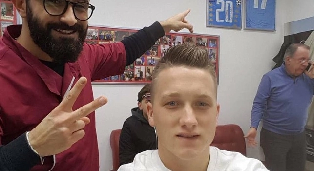 Zielinski si rifa il <i>look</i>, taglio di capelli alla vigilia di Bologna-Napoli [FOTO]