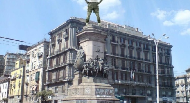 Napoli omaggia il capitano, addio Garibaldi: eretta la statua, l'esultanza diventa piazza Hamsik! [FOTO]