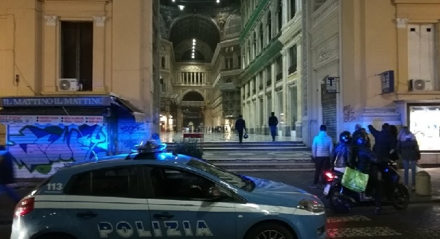 Troppa foga per il gol del Napoli: un petardo genera il panico alla Galleria Umberto, interviene la Polizia