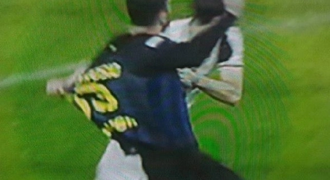 Trattenuta in area di Lichtsteiner: Rizzoli non fischia il rigore all'Inter (FOTO)