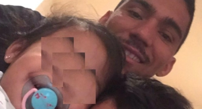 Allan si gode il riposo con i suoi figli: Film (FOTO)