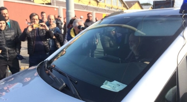 De Laurentiis arriva a Capodichino, un entusiasmo dilagante per il presidente in partenza per Madrid (VIDEO CN24)