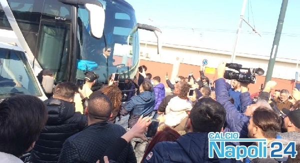 RILEGGI LIVE - Capodichino, accerchiato il pullman del Napoli. Sarri in delirio accompagna il coro: Chi non salta è juventino! [FOTOGALLERY CN24]