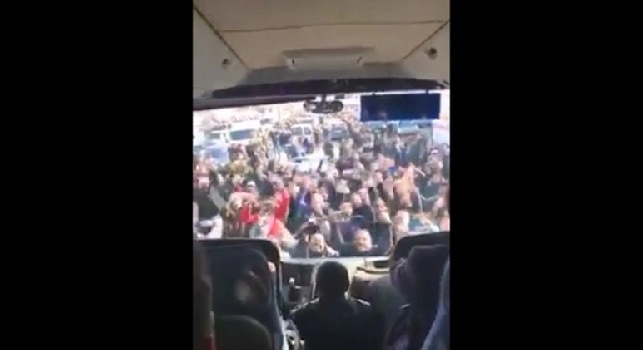 E mo'?: delirio azzurro a Capodichino, nel pullman giocatori increduli per la folla di tifosi (VIDEO)