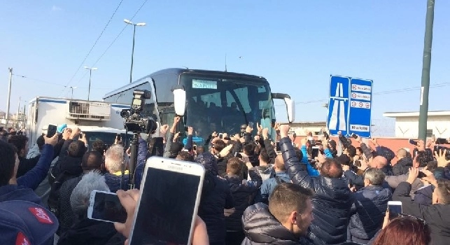 Fuochi d'artificio all'aeroporto per salutare il Napoli in partenza per Madrid, Sarri si emoziona (VIDEO)