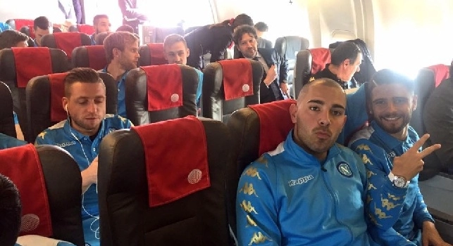 Grande Pepe, forza eh!: azzurri scortati fin dentro l'aereo, Reina l'ultimo a salire (VIDEO)
