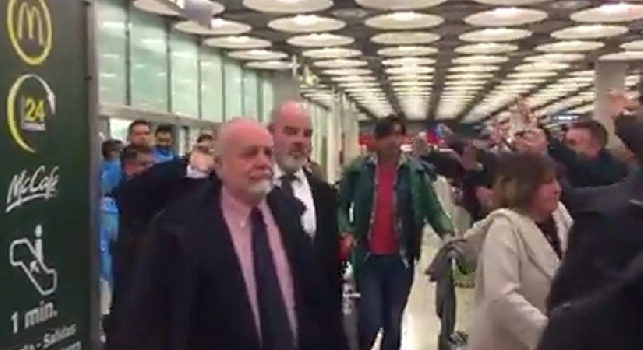 Il Napoli è atterrato a Madrid, bagno di folla all'aeroporto: tifosi azzurri in delirio (VIDEO CN24)