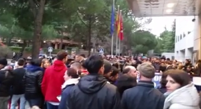 Madrid, gli azzurri arrivano in hotel: grande accoglienza dei tifosi napoletani! [VIDEO]