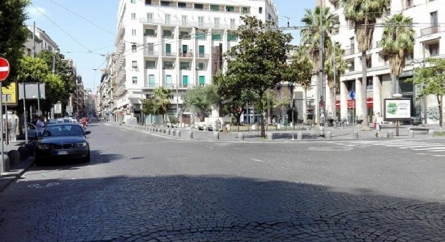 Napoli si svuota, alle 18 scatterà il coprifuoco: negozi tutti chiusi, apertura per alcuni dopo le 23